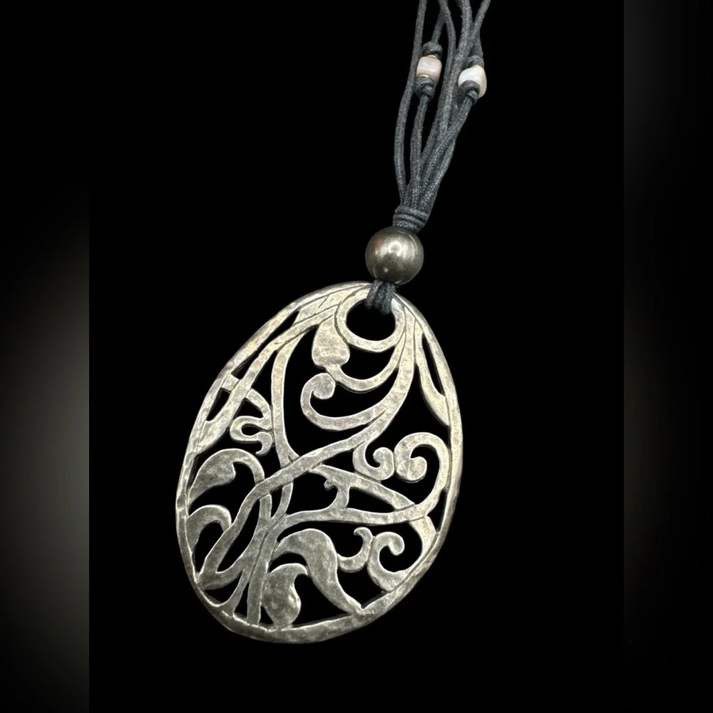 Vintage Sterling Silver Silpada N1805 Hammered Oval Filigree Pendant 21.5”